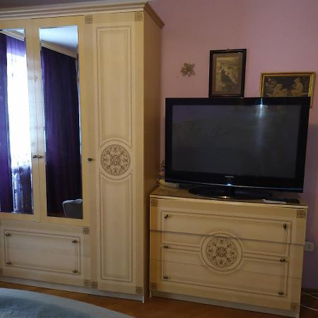 Затишні Апартаменти В Центрі Ривне Екстериор снимка