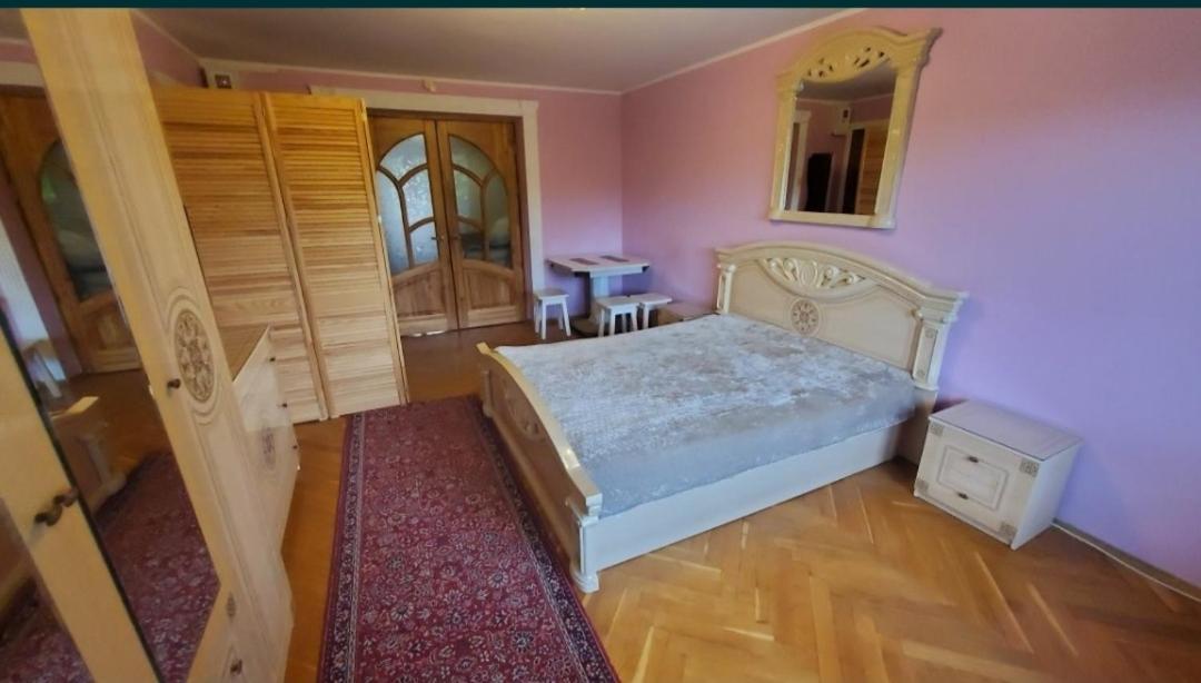 Затишні Апартаменти В Центрі Ривне Екстериор снимка